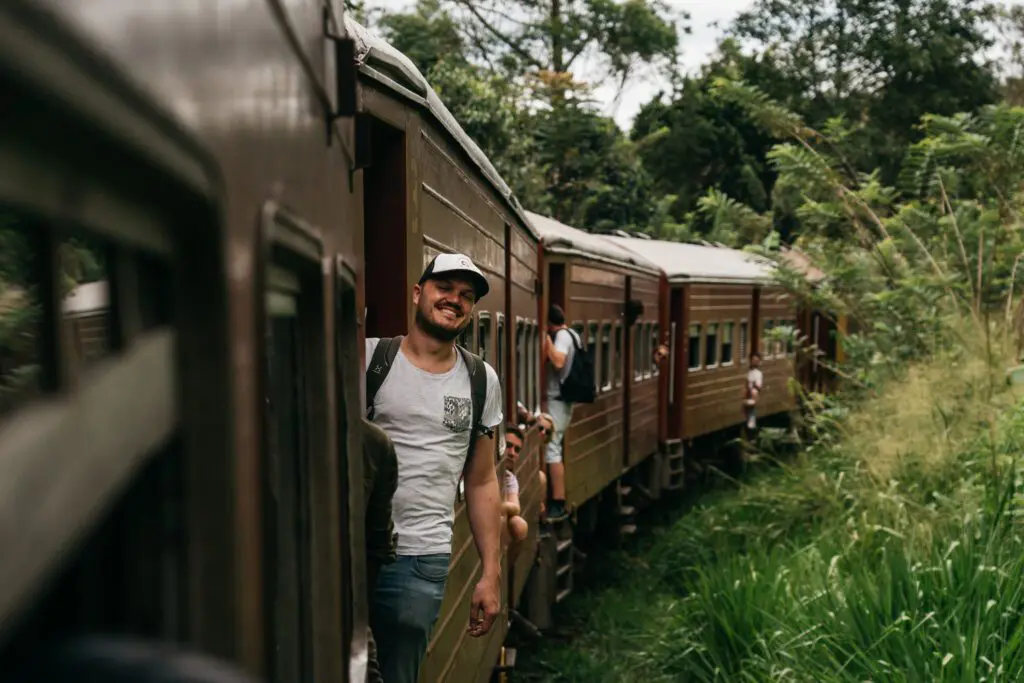 Des touristes dans le célèbre train du Sri Lanka, le trajet en train d'Ella au Sri Lanka.