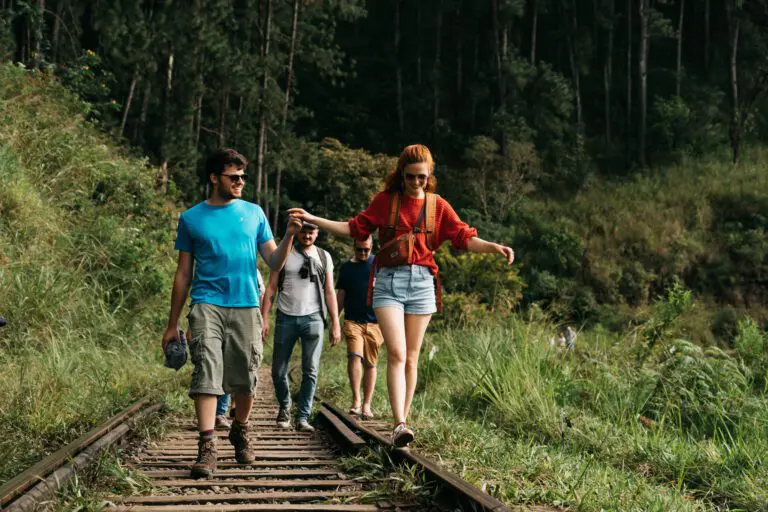 Marcher sur les rails du train lors du voyage en tuktuk au Sri Lanka.