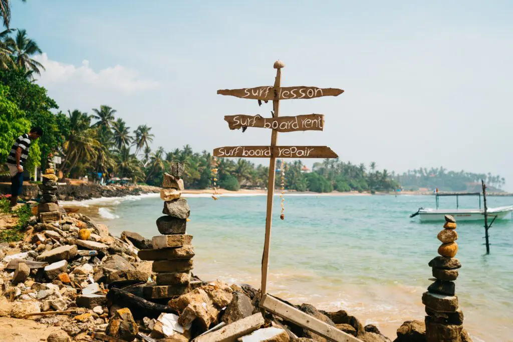 La plage de Mirissa, faire du surf au Sri Lanka, la plage au Sri Lanka.