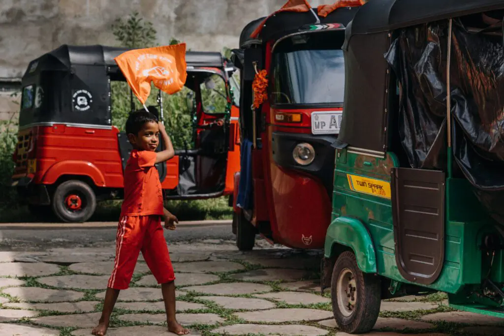 Negombo, enfant avec un drapeau, tuktuk au Sri Lanka.