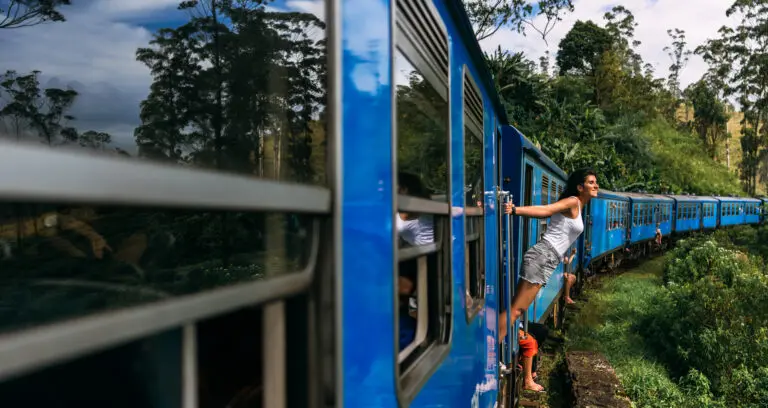 Des touristes dans le célèbre train du Sri Lanka, le trajet en train d'Ella au Sri Lanka.