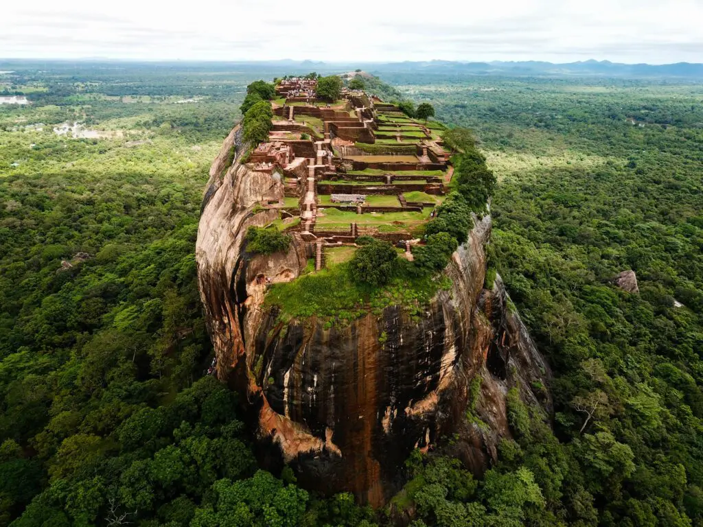 Sigiriya, également connu sous le nom de Rocher du Lion, est une célèbre attraction au Sri Lanka.