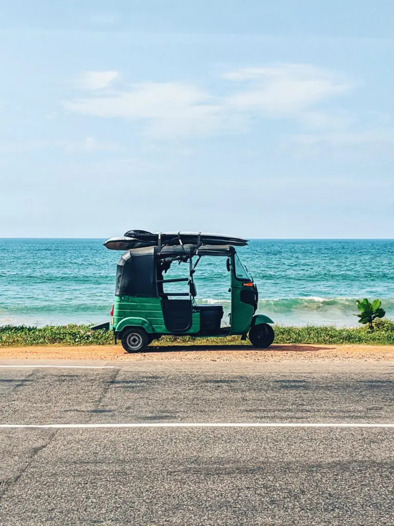 Tuktuk sur la plage, tuktuk au Sri Lanka.