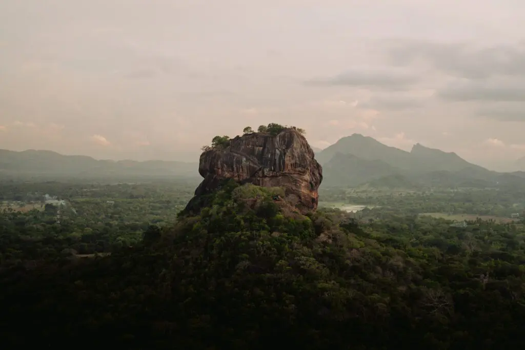 Randonnée au lever du soleil sur la montagne Pidurangala au Sri Lanka.