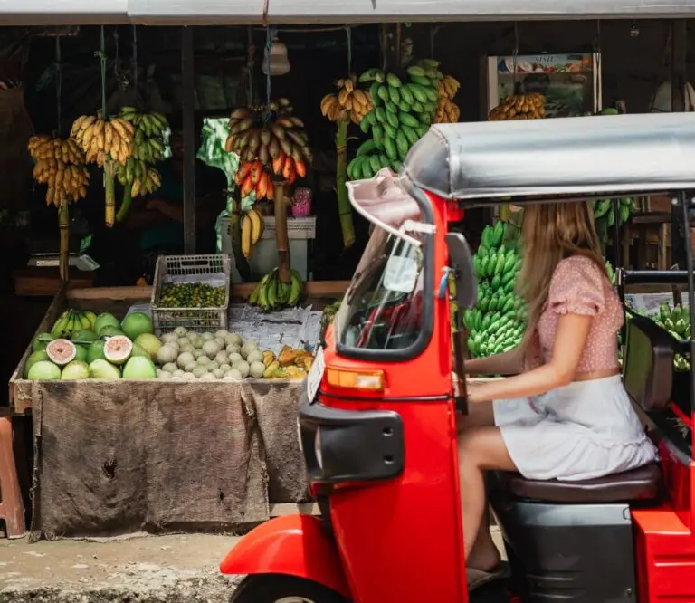 Faire un tour en tuktuk au Sri Lanka et s'arrêter dans les épiceries locales de fruits.