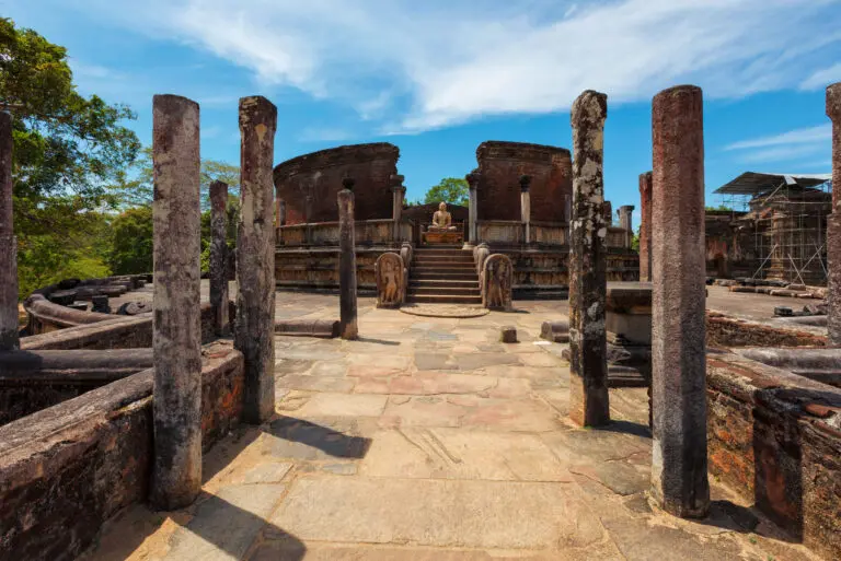 Stupa bouddhiste dans l'ancienne ville de Pollonaruwa, au Sri Lanka, lors d'une balade à vélo.