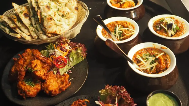 Cours de cuisine au Sri Lanka avec toutes sortes d'épices.