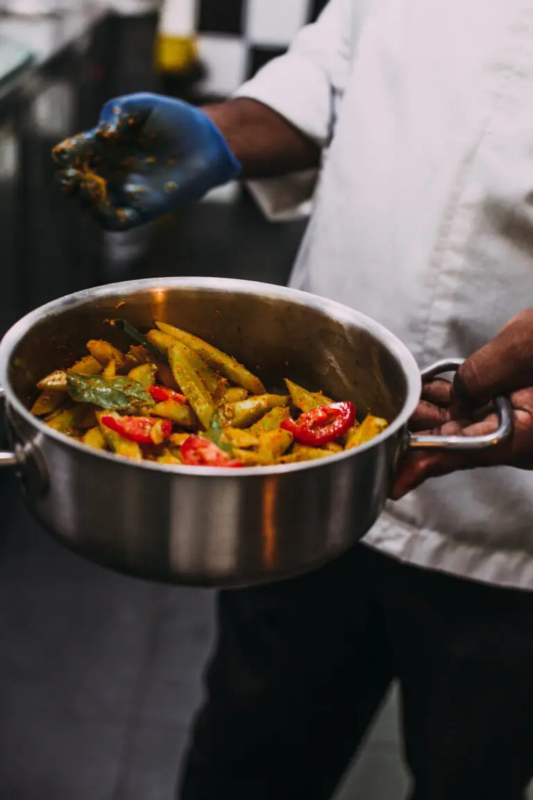 Cours de cuisine au Sri Lanka avec toutes sortes d'épices.