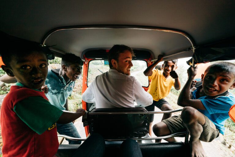 volle tuktuk in sri lanka, kinderen in tuktuk