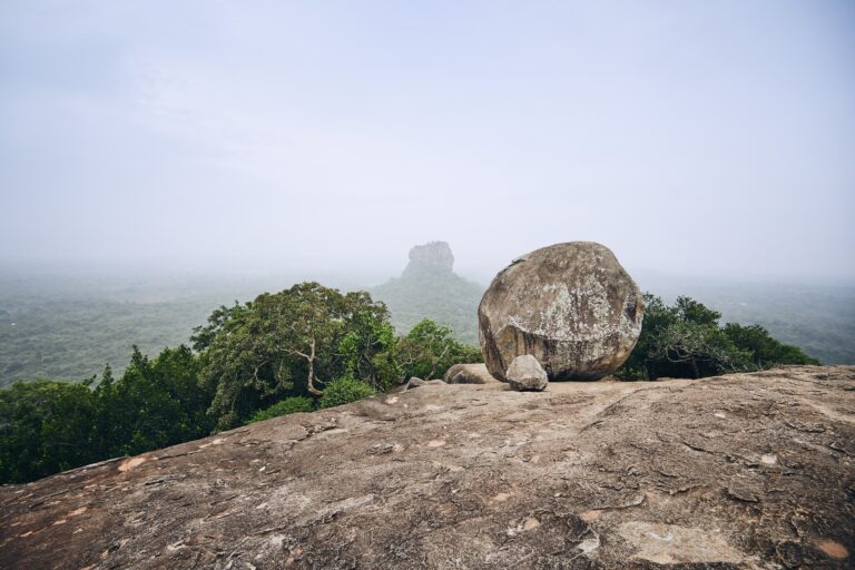 Sigiriya Rock, zonsopgang wandeling op de berg pidurangala in sri lanka